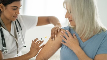Femme qui se fait vacciner contre le virus de la grippe